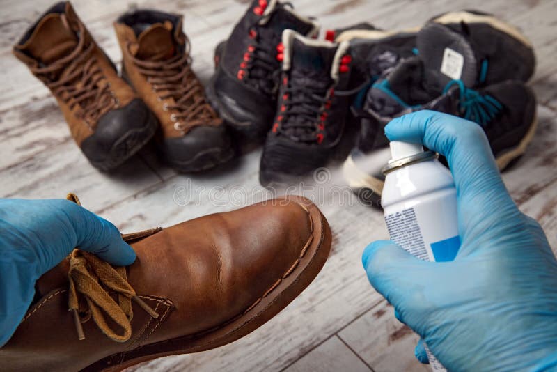 Processing of shoes with impregnation of water protection. Cleans the shoes in the autumn winter period