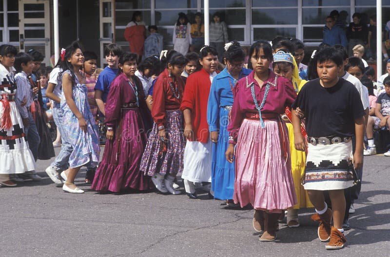 Procession av kostymerad Navajoskolungdom