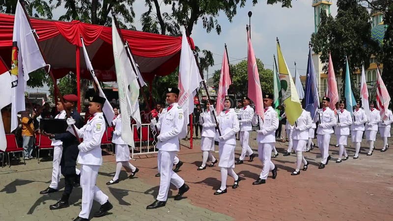 Procession des porteurs du drapeau du parti sur le terrain pendant la cérémonie pacifique du festival électoral à bekasi