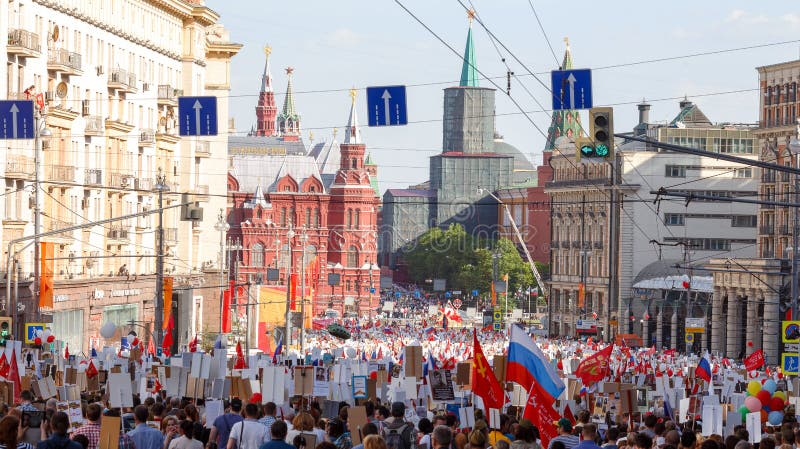 Processione immortale in Victory Day - migliaia del reggimento di gente che marcia lungo la via di Tverskaya verso il quadrato ro immagini stock libere da diritti Processione immortale in Victory Day - migliaia del reggimento di gente che marcia lungo la via di Tverskaya verso il quadrato ro immagini stock libere da diritti