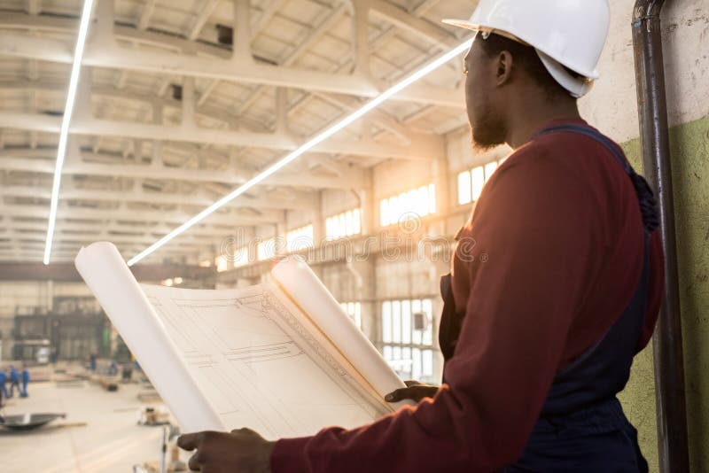 Processo de construção de controlo do gerente pensativo da construção foto de stock Processo de construção de controlo do gerente pensativo da construção foto de stock