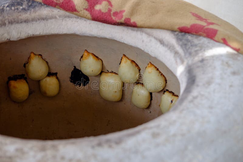 Processo de cozinhar o samsa no tandoor em Samarkand, Usbequistão fotos de stock Processo de cozinhar o samsa no tandoor em Samarkand, Usbequistão fotos de stock