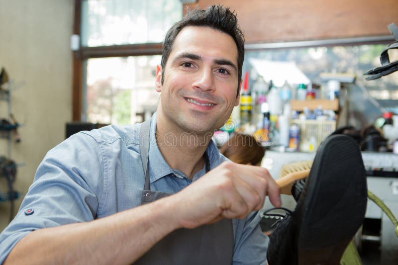 Processo de escova de sapatos de mulher imagem de stock royalty free