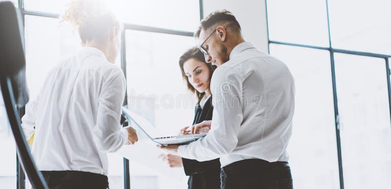Processo del lavoro di gruppo di affari Squadra professionale della foto che lavora con il nuovo progetto startup Riunione dei pr immagine stock Processo del lavoro di gruppo di affari Squadra professionale della foto che lavora con il nuovo progetto startup Riunione dei pr immagine stock