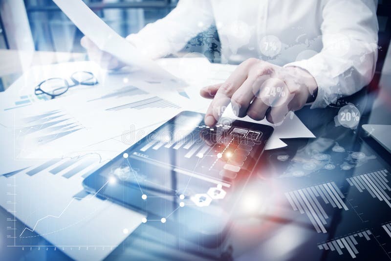 Processo dell'attività della gestione dei rischi Rappresenti la compressa funzionante dello schermo commovente del documento rapp fotografia stock libera da diritti Processo dell'attività della gestione dei rischi Rappresenti la compressa funzionante dello schermo commovente del documento rapp fotografia stock libera da diritti