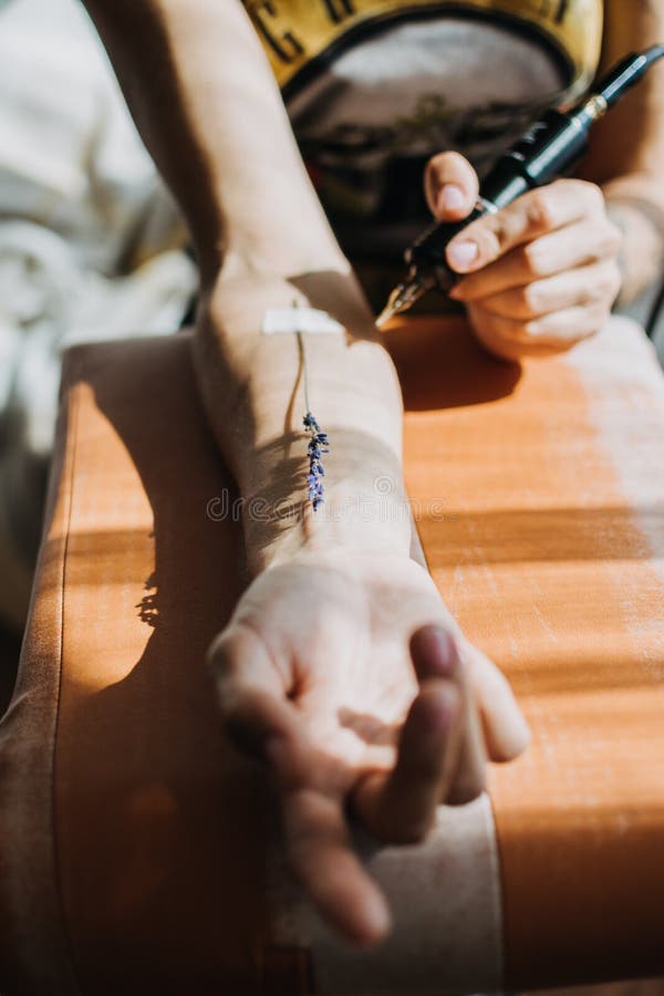 Processo Di Lavoro Creativo Per Disegnatori. Mano Di Chiusura Del Tatuatore  Con Macchina Per Tatuaggi E Fiore Di Lavanda Fotografia Stock - Immagine di  interno, guanti: 215152378