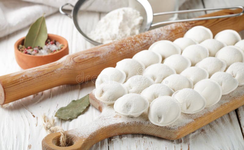 Processo di produrre gli gnocchi crudi casalinghi con carne fotografia stock Processo di produrre gli gnocchi crudi casalinghi con carne fotografia stock