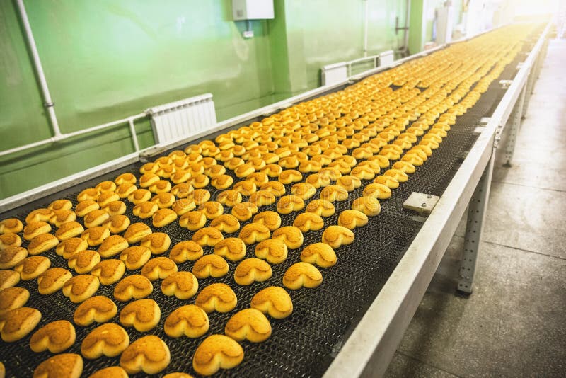 Processo di produzione alimentare industriale Nastri trasportatori di fabbrica o di panetteria con torte Produzione di automazion fotografia stock libera da diritti