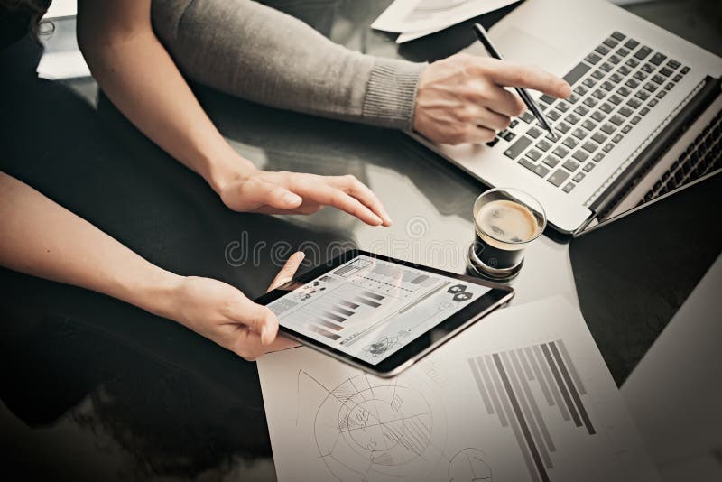 Processo do funcionamento do departamento financeiro Mulher da foto que mostra a relatórios comerciais a tabuleta moderna, tela d
