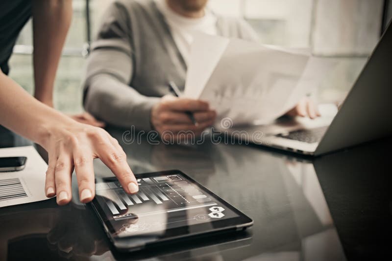 Processo do funcionamento do departamento financeiro Represente a mulher mostrar a relatórios comerciais a tabuleta moderna, tela imagens de stock royalty free Processo do funcionamento do departamento financeiro Represente a mulher mostrar a relatórios comerciais a tabuleta moderna, tela imagens de stock royalty free