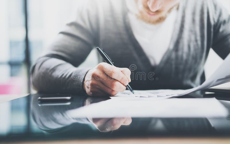 Processo do trabalho do gerente de investimento Originais de documento de trabalho do homem da foto O banqueiro privado que usa a imagem de stock Processo do trabalho do gerente de investimento Originais de documento de trabalho do homem da foto O banqueiro privado que usa a imagem de stock