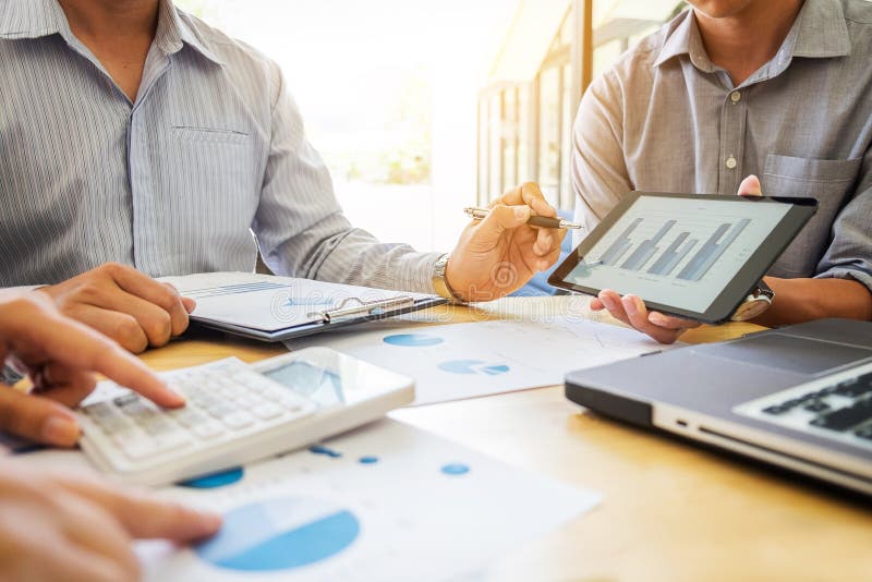 Processo dos trabalhos de equipa, colega da equipe do negócio que apresenta e que mostra imagem de stock royalty free