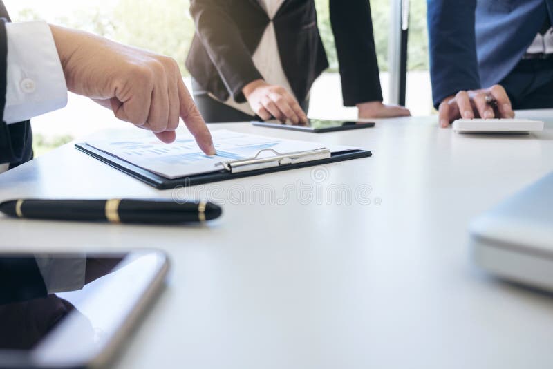 Processo dos trabalhos de equipa, colegas dos gestores de equipa do negócio que discutem a foto de stock