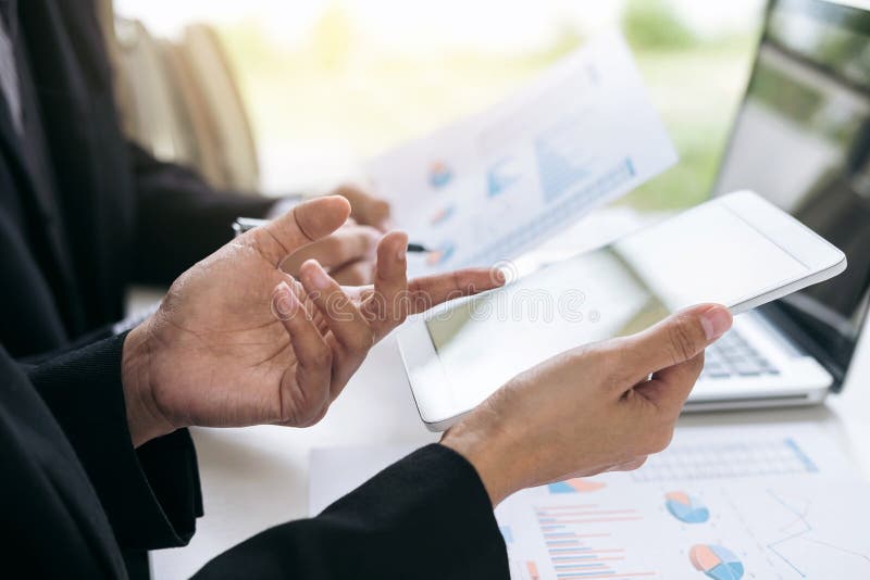 Processo dos trabalhos de equipa, conselheiro de negócio que analisa as figuras financeiras d foto de stock