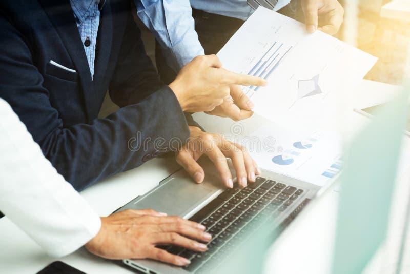 Processo dos trabalhos de equipa, da discussão executivos da reunião do plano de marketing foto de stock royalty free