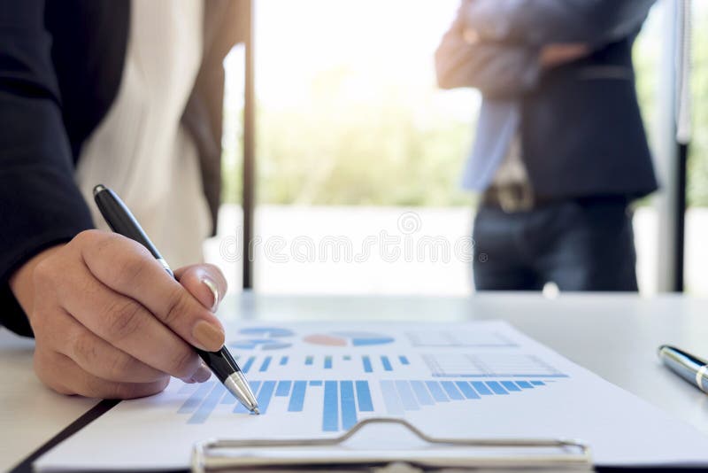 Processo dos trabalhos de equipa, discussi dos colegas dos gerentes da equipe dois do negócio imagem de stock royalty free