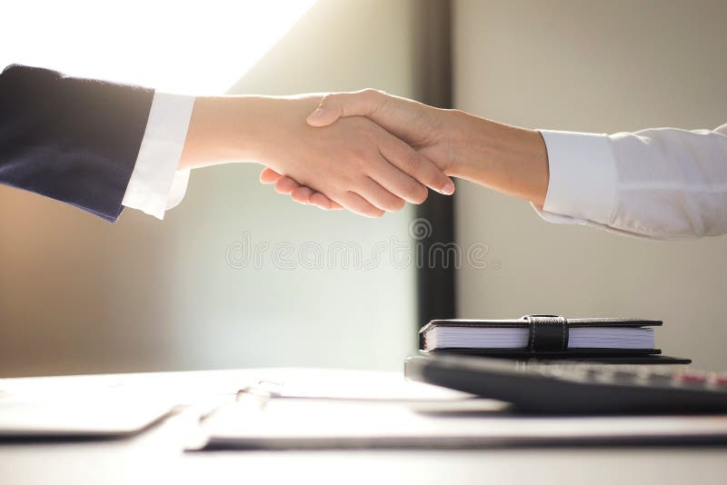 Processo dos trabalhos de equipa, imagem do aperto de mão do cumprimento da equipe do negócio Suc imagem de stock