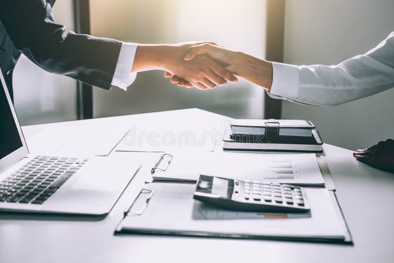 Processo dos trabalhos de equipa, imagem do aperto de mão do cumprimento da equipe do negócio Suc fotografia de stock royalty free