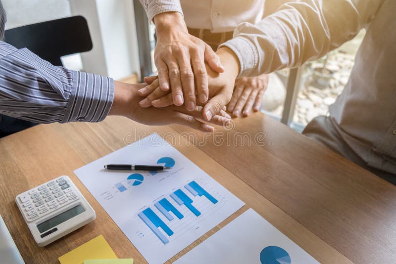 Processo dos trabalhos de equipa, imagem do negócio, pessoa que junta-se e que põe imagem de stock