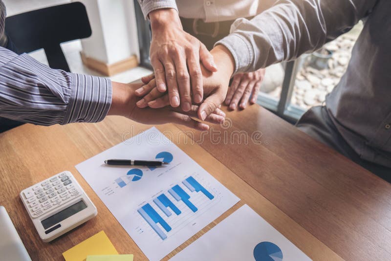 Processo dos trabalhos de equipa, imagem do negócio, pessoa que junta-se e que põe fotografia de stock royalty free