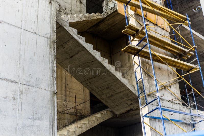 Processus d'onstruction de ¡ de Ð avec l'échafaudage image stock Processus d'onstruction de ¡ de Ð avec l'échafaudage image stock