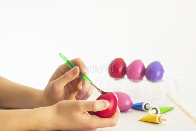 Processus de coloration d'oeuf de pâques avec une brosse des peintures acryliques photos stock Processus de coloration d'oeuf de pâques avec une brosse des peintures acryliques photos stock