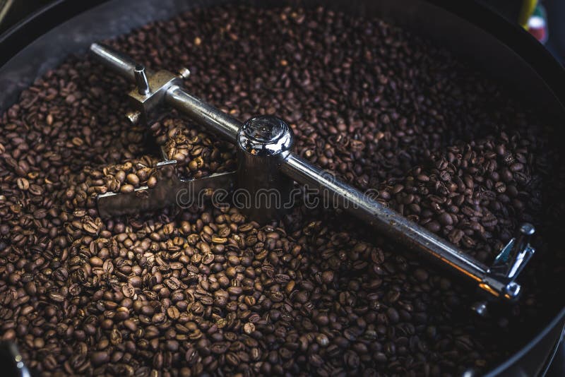 Processus de rôtir et de mélanger le café en rôtissoire images libres de droits Processus de rôtir et de mélanger le café en rôtissoire images libres de droits