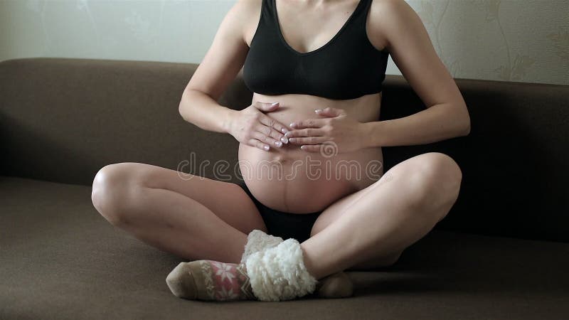 Proche d'un ventre enceinte mignon. clips vidéos