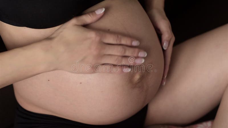 Proche d'un ventre enceinte mignon. banque de vidéos
