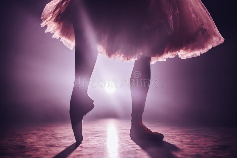 Belle Femme Danseuse De Ballet Dans Un Tutu Blanc Pratiquant Des Pas De Danse  Classique En Studio Avant La Représentation