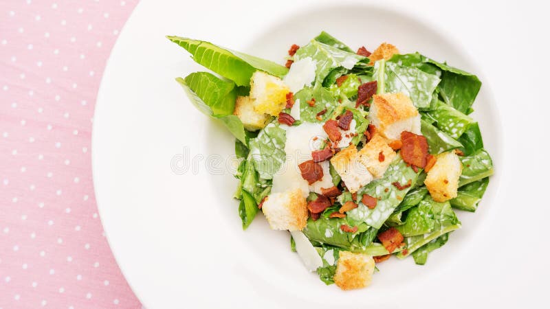 Proche de la salade César sur une table photos stock