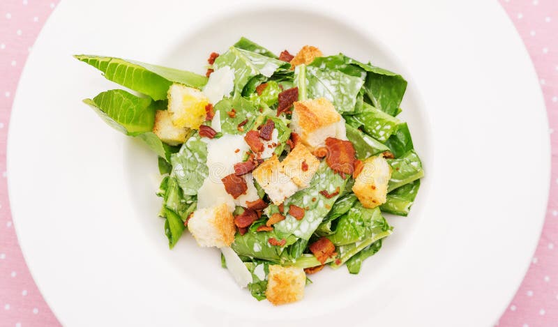 Proche de la salade César sur une table photos stock
