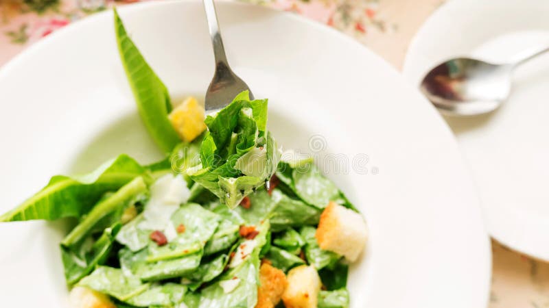 Proche de la salade César sur une table photographie stock