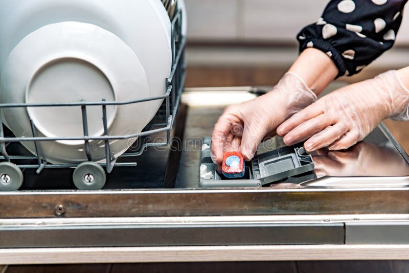 Femme Mettre Des Baskets Bleues Dans Le Sac à Linge En Maille Fermer La  Machine à Laver. Photo stock - Image du modifié, personne: 266341312