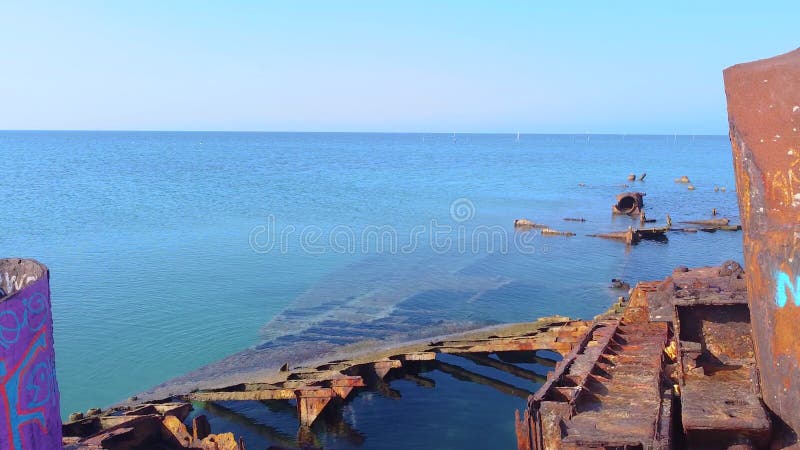 Proche du bateau abandonné par naufrage qui se retrouvent aussi bien dans la mer. Vue aérienne