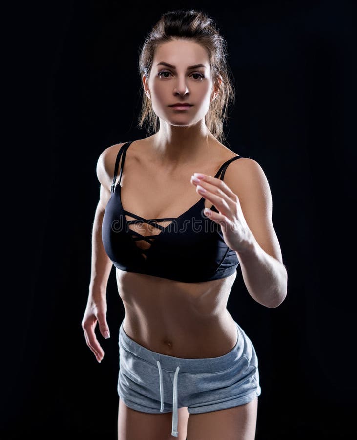 Proche du début d'athlète féminine de coureur de sprint taqueur croix de remise en forme de formation de course de loisir photo libre de droits