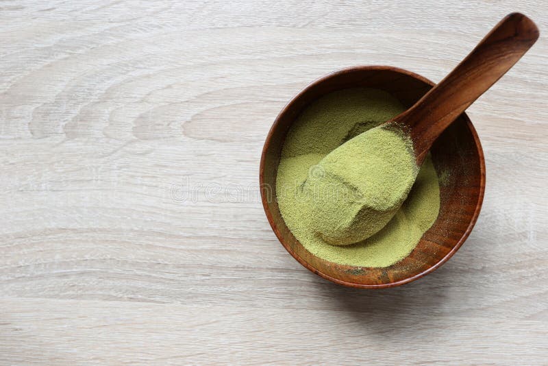 Prochowa matcha zielona herbata w pucharze na drewnianym tle obraz royalty free Prochowa matcha zielona herbata w pucharze na drewnianym tle obraz royalty free