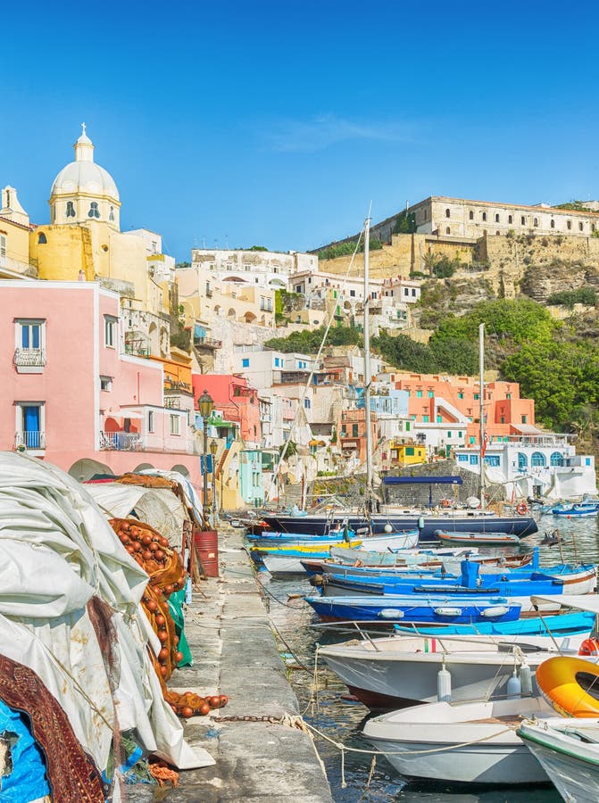 Procida, recurso de verão italiano colorido foto de stock royalty free Procida, recurso de verão italiano colorido foto de stock royalty free