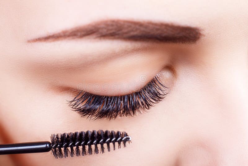 Procédure d'extension de cil Oeil de femme avec de longs cils Mèches, fin, macro, foyer sélectif photos stock
