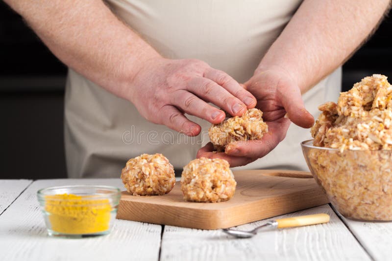 Procédé de cuisson cru de boulette de viande de poulet de régime image libre de droits Procédé de cuisson cru de boulette de viande de poulet de régime image libre de droits