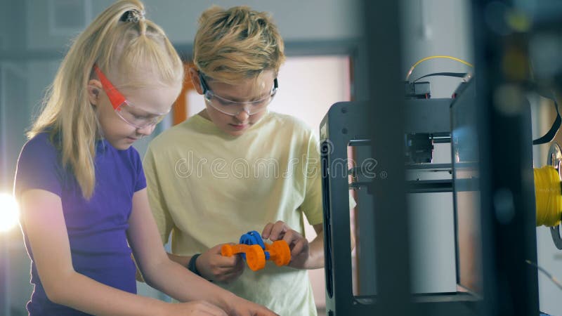 Procédé de fabrication d'un dispositif scientifique effectué par un garçon et une fille