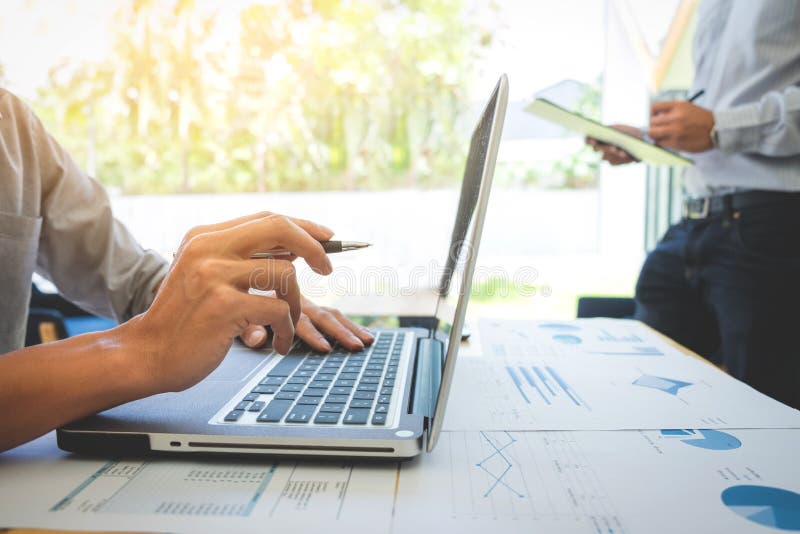 Procédé de travail d'équipe, collègue de deux affaires se réunissant à discuter t photos libres de droits Procédé de travail d'équipe, collègue de deux affaires se réunissant à discuter t photos libres de droits