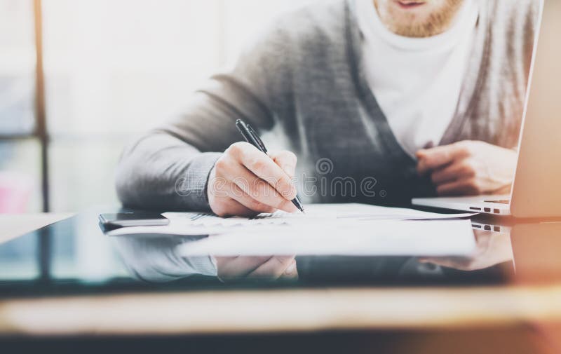 Procédé de travail de conseiller en placements Documents de feuille de travail d'homme de photo Le banquier privé employant le st photographie stock libre de droits Procédé de travail de conseiller en placements Documents de feuille de travail d'homme de photo Le banquier privé employant le st photographie stock libre de droits