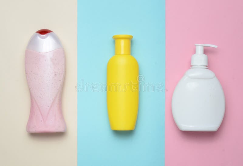 Prodotti delle bottiglie per la doccia ed il bagno di un su un fondo pastello colorato multi Sciampo, sapone liquido, gel della d immagini stock Prodotti delle bottiglie per la doccia ed il bagno di un su un fondo pastello colorato multi Sciampo, sapone liquido, gel della d immagini stock