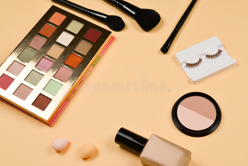 Prodotti di bellezza d'avanguardia professionali con i prodotti di bellezza cosmetici, fondamento, rossetto, ombretti, sferze del immagini stock libere da diritti Prodotti di bellezza d'avanguardia professionali con i prodotti di bellezza cosmetici, fondamento, rossetto, ombretti, sferze del immagini stock libere da diritti