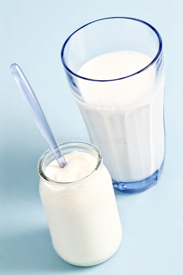 Lo è Il Latte Dello Yogurt Prodotti, Latte E Yogurt Del Diario Immagine Stock - Immagine di latte