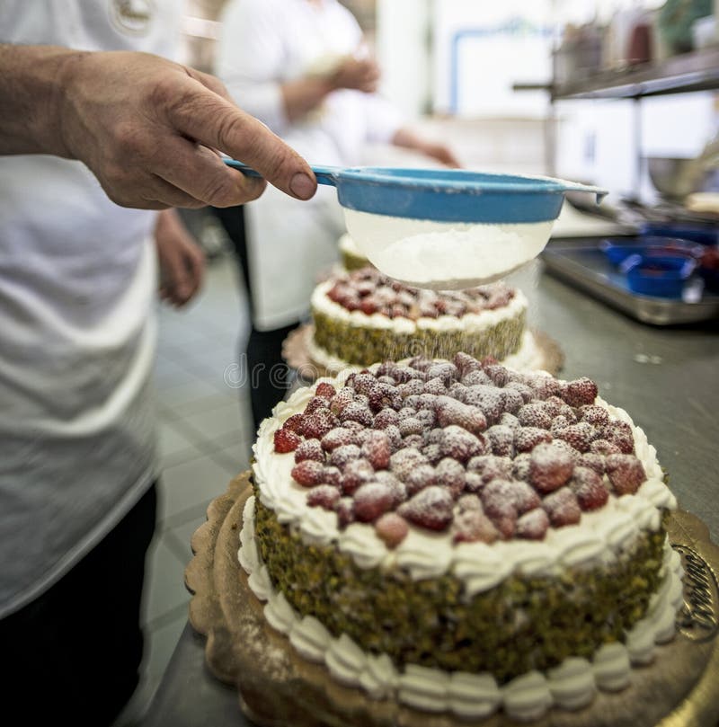 Bolo De Anivers?rio Estratificado Imagem de Stock - Imagem de dourado,  doce: 154712937