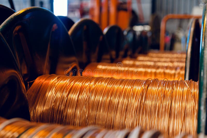 Producción de cable de alambre de cobre en carretes en fábrica. fábrica de cables.