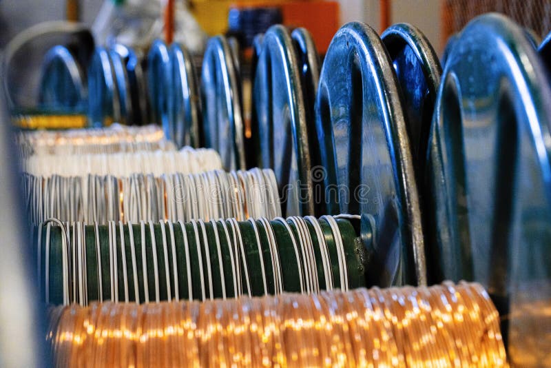 Producción de cable de alambre de cobre en carretes en fábrica. fábrica de cables.