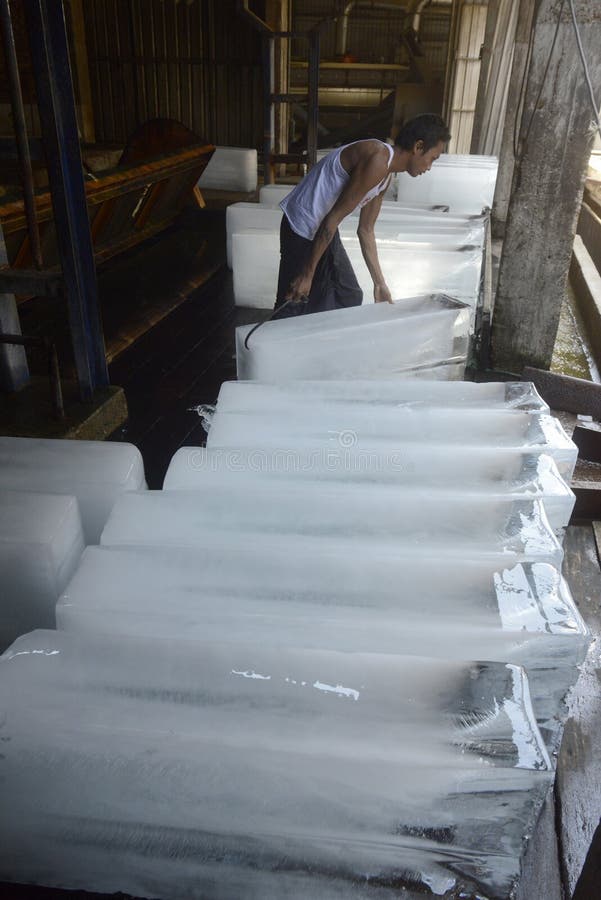 PRODUCCIÓN DEL HIELO DE ASIA MYANMAR MYEIK imágenes de archivo libres de regalías PRODUCCIÓN DEL HIELO DE ASIA MYANMAR MYEIK imágenes de archivo libres de regalías